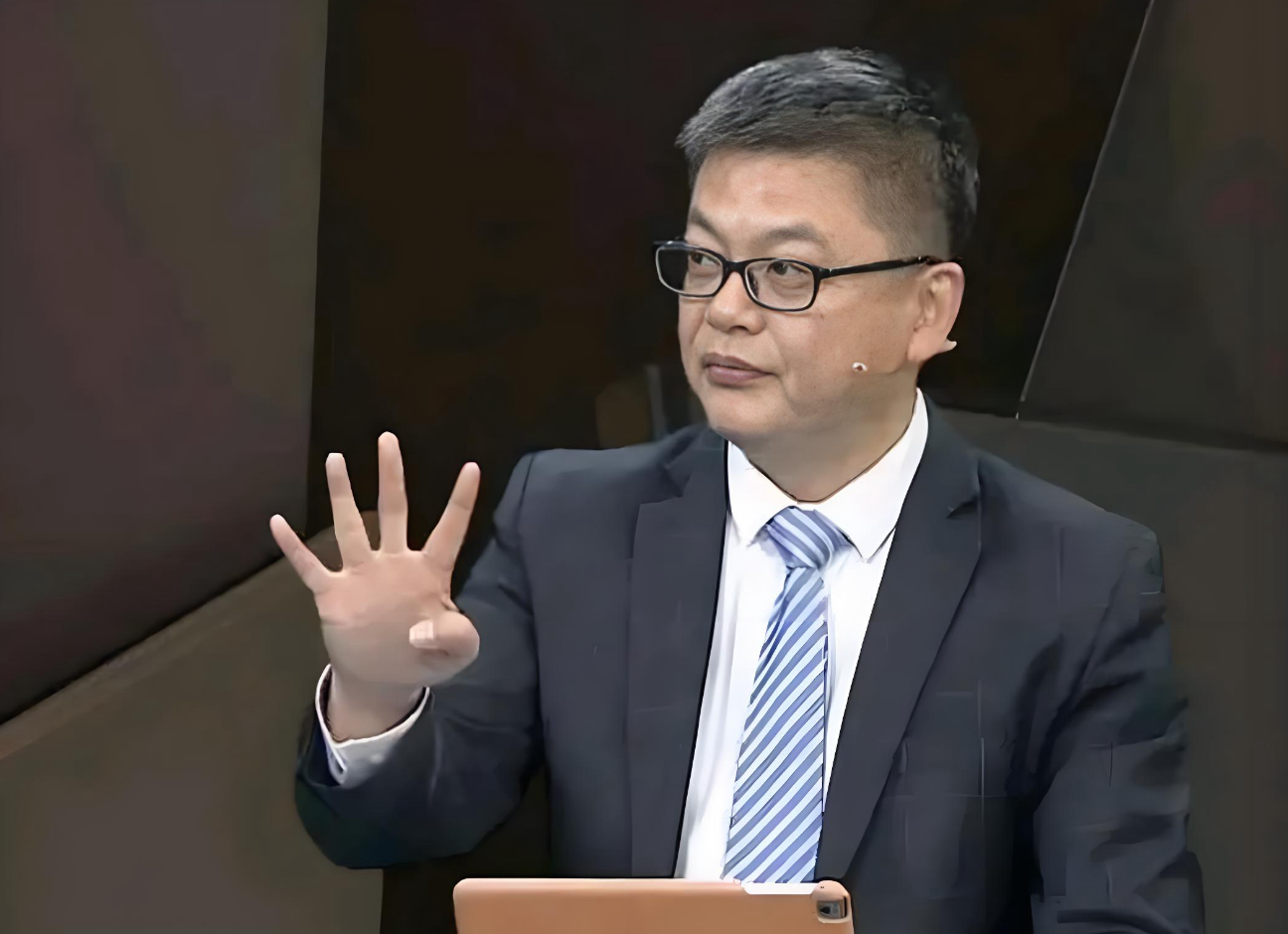 mk体育官方网站-2连胜！苏群中肯点评，指出了男篮赢球的3大原因